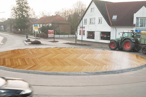 Kunst im Kreisel - Parkettkreisel - Linda Furker, Teresa Häußler & Caroline Kapp