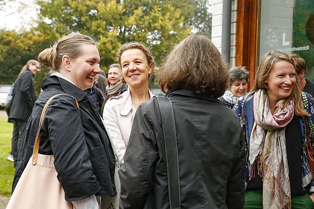Lehrende der Hochschule Otterberg im Gespräch beim Hochschulfest; © Wenke Wollschläger