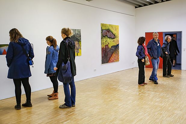 Besucher betrachten Werke im Zwischenraum beim Hochschulfest in Ottersberg; © Wenke Wollschläger