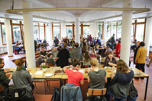 Besucher beim Mittagessen in der Mensa beim Hochschulfest in Ottersberg; © Wenke Wollschläger