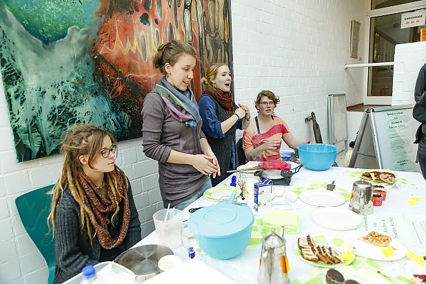 Der AstA der Hochschule Ottersberg bietet Kaffee und Kuchen an beim Hochschulfest in Ottersberg; © Wenke Wollschläger