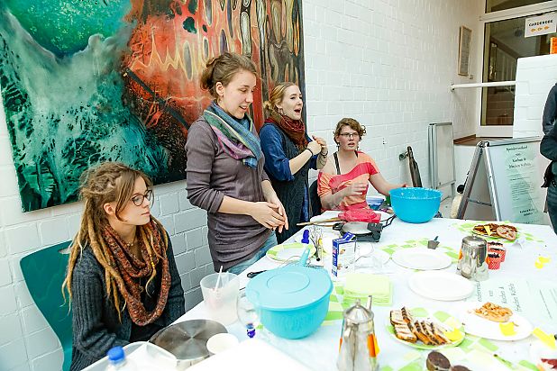 Der AstA der Hochschule Ottersberg bietet Kaffee und Kuchen an beim Hochschulfest in Ottersberg; © Wenke Wollschläger