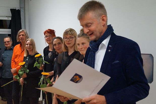 Bürgermeister Hofmann und die Nominierten bei der Vergabe des Nachwuchspreises Kunstpreis Ottersberg; © Dina Hillebrand