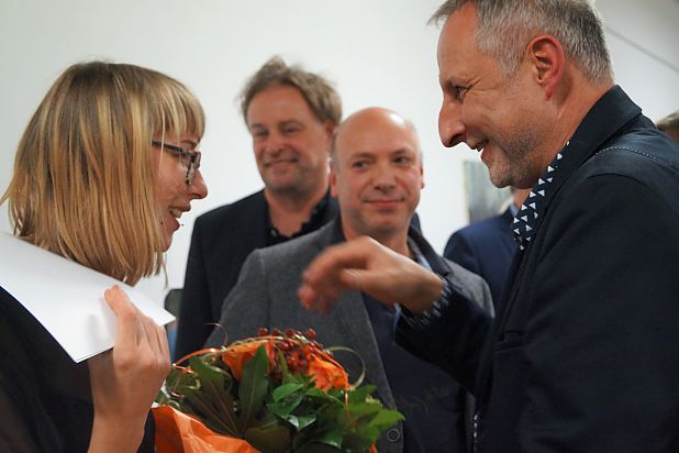 Anne Nitzpan und Jochen Stenschke bei der Vergabe des Nachwuchspreises Kunstpreis Otterberg; © Dina Hillebrand